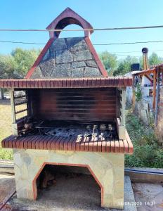 parrilla al aire libre con horno de ladrillo en Summer Sea Family House+Yard, en Sozopoli