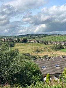 uma vista para um campo a partir de uma casa em The Gables em Haworth
