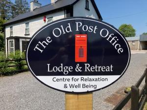 un panneau indiquant l'ancien bureau de poste devant une maison dans l'établissement The Old Post Office Lodge, à Enniskillen