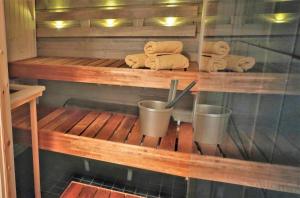 a sauna with towels and two cups on a shelf at Kolin Kolo - Saunallinen kaksio in Kolinkylä