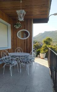 un patio con mesa y sillas en un porche en Chalet Camino Verde, 