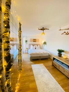 ein Schlafzimmer mit einem Bett und einem Baum in einem Zimmer in der Unterkunft Home Cinema - Balcony - Wi-Fi & Streams in Magdeburg