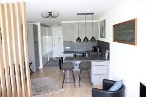 cocina con mesa y sillas en una habitación en Luxus Apartment in Burghausen, en Burghausen