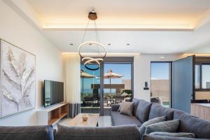 sala de estar con sofá y mesa en Four Horizons Luxury Villas, en Kournás