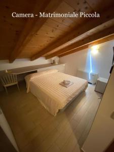 1 dormitorio con 1 cama y suelo de madera en Affittacamere Dell'Autista, en Brugnato