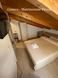 ブルニャートにあるAffittacamere Dell'Autistaの小さなベッドルーム(ベッド1台、テレビ付)