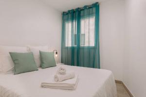 a bedroom with a bed with towels on it at Apartamento MARCO a 250m playa in Calpe