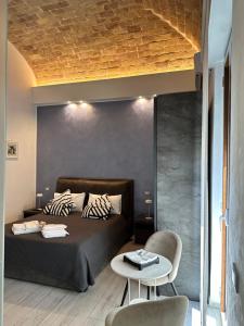 sypialnia z łóżkiem, stołem i krzesłami w obiekcie B & B Via Cavour w mieście Termoli