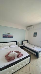 ケパロにあるRia mareのベッド2台、タオル付