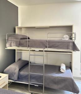 Palanda nebo palandy na pokoji v ubytování Costa degli Dei Rooms