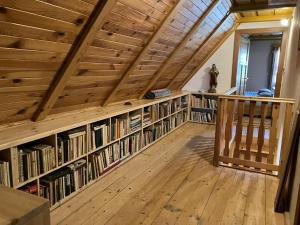 a room with a large library of books at Chalupa U Měšťanů in Lužná