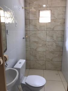 uma casa de banho com um WC, um lavatório e um chuveiro em Casa de Praia Aconchego São José da Coroa Grande em São José da Coroa Grande