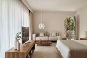 una camera con letto e un soggiorno di San Antonio Corfu Resort (Adults Only) a Kalámi
