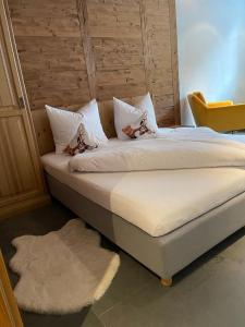 Un pat sau paturi într-o cameră la Maroi