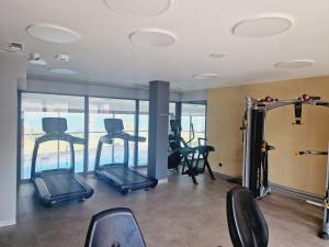 una palestra con tapis roulant ed ellittiche di Rewal Blue Paradise Hevenia a Rewal