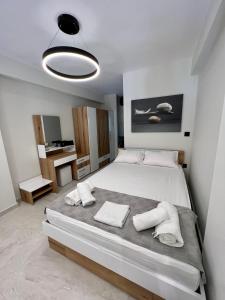 una camera da letto con un grande letto con asciugamani di The Loft Project a Alexandroupoli