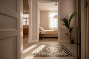 un pasillo con una puerta que conduce a una sala de estar en Villa Kalliopi en La Canea