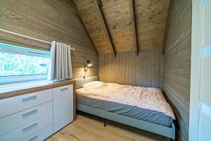 Ένα ή περισσότερα κρεβάτια σε δωμάτιο στο Osada Dębki Cicha