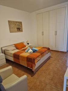 亞伊薩的住宿－villa martha，一间卧室配有一张床和一把椅子