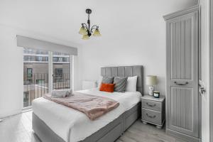 Un pat sau paturi într-o cameră la Stunning 5 bedroom house inside Olympic Park