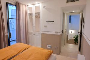 una camera con letto e porta di accesso a un balcone di Jrooms - Apulian Home a Tricase