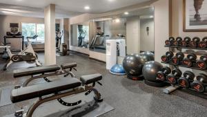 um ginásio com vários equipamentos de exercício numa sala em Staybridge Suites Orlando Royale Parc Suites, an IHG Hotel em Orlando