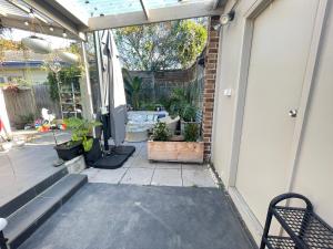 een patio met potplanten op een huis bij Comfortable homestay in Clayton North