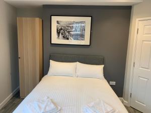 - une chambre avec un lit et une photo sur le mur dans l'établissement The Fountain Inn, Digbeth, à Birmingham