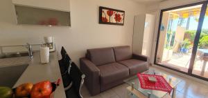 - un salon avec un canapé et une table dans l'établissement Residence Egee, à Cannes