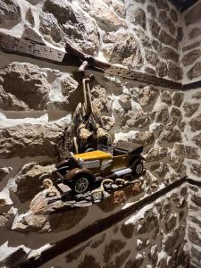ein Spielzeugauto an einer Steinmauer befestigt ist in der Unterkunft Vila Gregor in Tushemisht