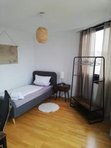 Säng eller sängar i ett rum på Appartement mit 2 Schlafzimmern-für 3 Personen -Zentral gelegen in Leverkusen Wiesdorf - Friedrich Ebert Platz 5a , 4te Etage mit Aufzug- 2 Balkone -