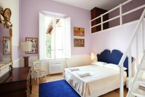 - une chambre avec des lits superposés et un tapis bleu dans l'établissement stars and stripes, à Florence