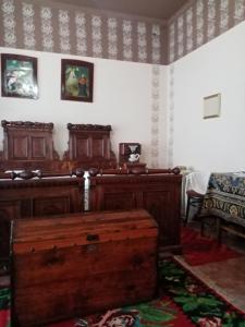 una stanza con un altare di legno con una cassa al suo interno di Apartmani Dragulj a Kula