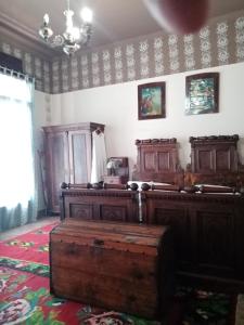 um quarto com mobiliário em madeira e um vestido na parede em Apartmani Dragulj em Kula