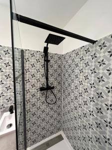 オーリヤックにあるJoyau historique 101の浴室のシャワーヘッド付きシャワー