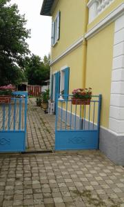 une maison avec des portes bleues et des fleurs sur elle dans l'établissement Les tournesols, à Lunel-Viel