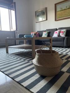 uma sala de estar com um sofá e uma mesa em A Casa di Anna: appartamento in centro storico em San Pietro