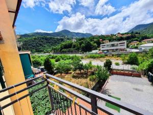 - un balcon offrant une vue sur la montagne dans l'établissement ALL NEW and AIR-CONDITIONED La GRAZIOSA apartment, à Gênes
