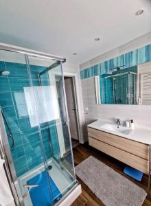La salle de bains est pourvue d'une douche en verre et d'un lavabo. dans l'établissement ALL NEW and AIR-CONDITIONED La GRAZIOSA apartment, à Gênes