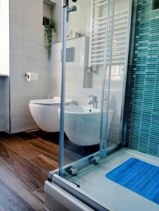 La salle de bains est pourvue d'une douche en verre, d'une baignoire et d'un lavabo. dans l'établissement ALL NEW and AIR-CONDITIONED La GRAZIOSA apartment, à Gênes