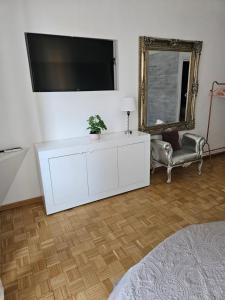 Televízia a/alebo spoločenská miestnosť v ubytovaní Apartment Rome 18