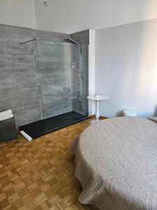 ローマにあるApartment Rome 18のベッドルーム1室(ベッド1台、ガラス張りのシャワー付)