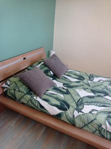 Ce lit se trouve dans un dortoir doté d'une double vasque. dans l'établissement Maison de village, charmante et authentique, haute-corse, à Vezzani