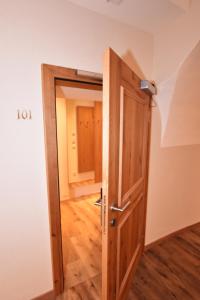 - une porte ouverte dans une chambre dotée de parquet dans l'établissement Gasthof Lebzelter, à Straßwalchen