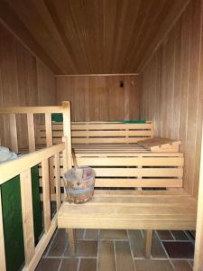 een kleine sauna met een kom op een houten bankje bij Farmreiterhof in Pruggern