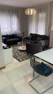 ein Wohnzimmer mit einem Sofa und einem Tisch in der Unterkunft Maravilla del Castro in Vigo
