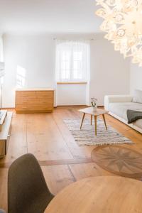 ein Wohnzimmer mit einem Sofa und einem Tisch in der Unterkunft Hotel Greif in Mals im Vinschgau