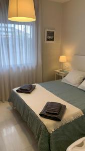 1 Schlafzimmer mit 2 Handtüchern auf einem Bett in der Unterkunft Maravilla del Castro in Vigo