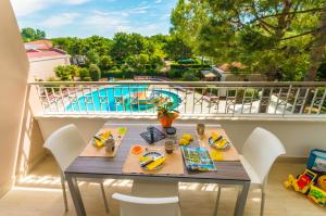Бассейн в Villaggio Mare Blu или поблизости