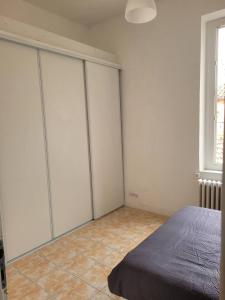 una camera con armadi bianchi e un letto di Appartement Morgand a Narbonne